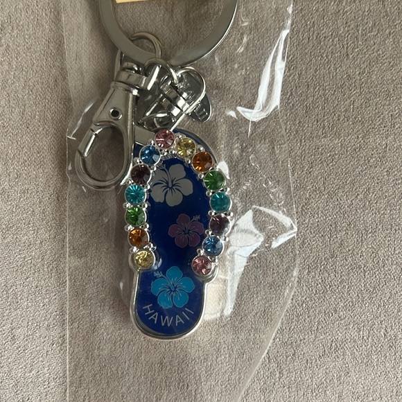 New Hawaiian Flip Flop Keychain 🩴 - Picture 3 of 4
